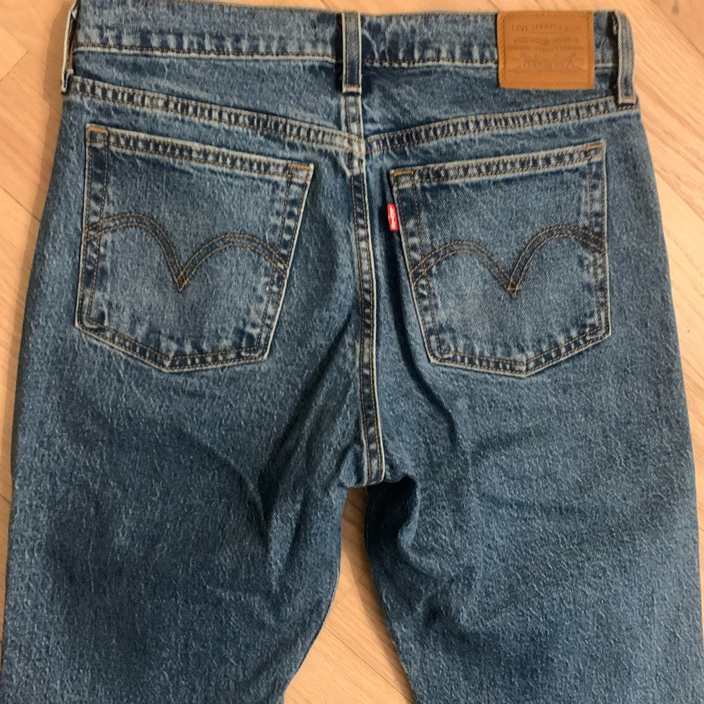 Levi’s Wedgie Bootcut- Medium Wash- Petite SZ 28, EUC - Picture 3 of 11